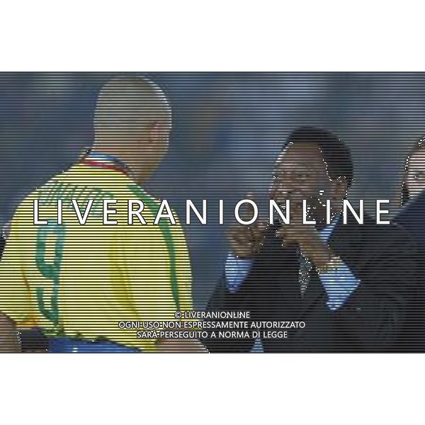 YOKOHAMA (GIAPPONE) 30/06/2002 FINALE MONDIALI CALCIO 2002 GERMANIA - BRASILE NELLA FOTO ESULTANZA DI RONALDO CON PELE\' AGENZIA ALDO LIVERANI SAS