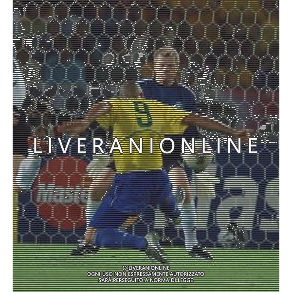 YOKOHAMA (GIAPPONE) 30/06/2002 FINALE MONDIALI CALCIO 2002 GERMANIA - BRASILE NELLA FOTO RONALDO E OLIVER KAHN AGENZIA ALDO LIVERANI SAS