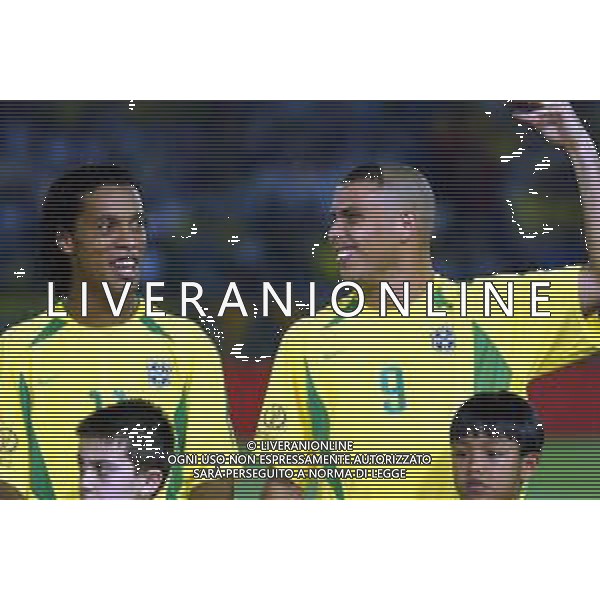 YOKOHAMA (GIAPPONE) 30/06/2002 FINALE MONDIALI CALCIO 2002 GERMANIA - BRASILE NELLA FOTO RONALDO CON RONALDINHO AGENZIA ALDO LIVERANI SAS