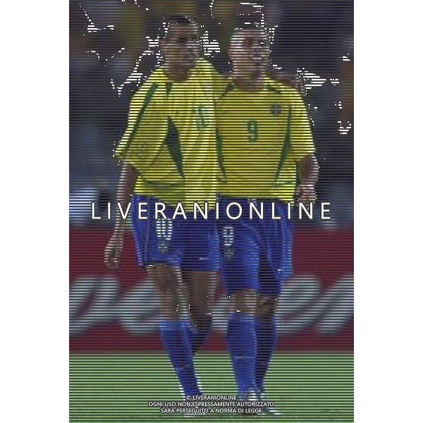 YOKOHAMA (GIAPPONE) 30/06/2002 FINALE MONDIALI CALCIO 2002 GERMANIA - BRASILE NELLA FOTO RONALDO CON RIVALDO ESULTANZA AGENZIA ALDO LIVERANI SAS
