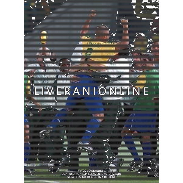 YOKOHAMA (GIAPPONE) 30/06/2002 FINALE MONDIALI CALCIO 2002 GERMANIA - BRASILE NELLA FOTO ESULTANZA RONALDO FESTEGGIATO DAI COMPAGNI AGENZIA ALDO LIVERANI SAS