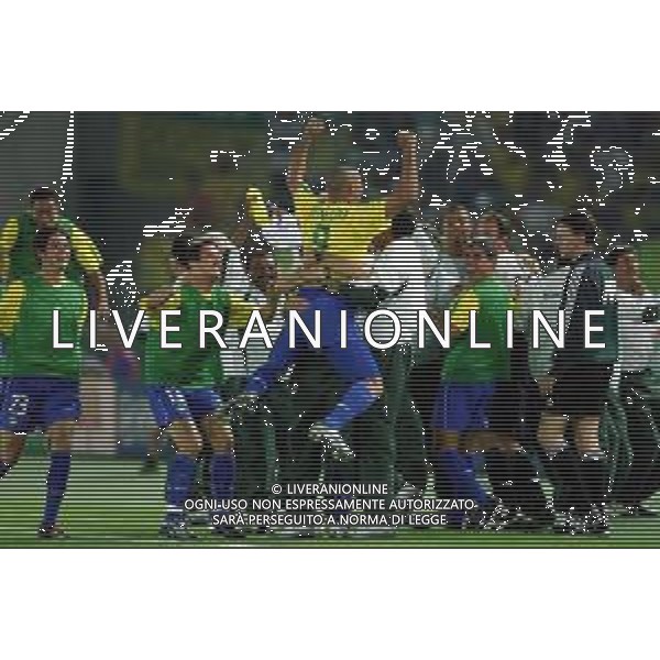 YOKOHAMA (GIAPPONE) 30/06/2002 FINALE MONDIALI CALCIO 2002 GERMANIA - BRASILE NELLA FOTO ESULTANZA RONALDO FESTEGGIATO DAI COMPAGNI AGENZIA ALDO LIVERANI SAS