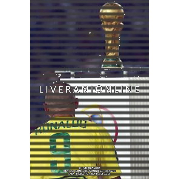 YOKOHAMA (GIAPPONE) 30/06/2002 FINALE MONDIALI CALCIO 2002 GERMANIA - BRASILE NELLA FOTO RONALDO E LA COPPA DEL MONDO AGENZIA ALDO LIVERANI SAS