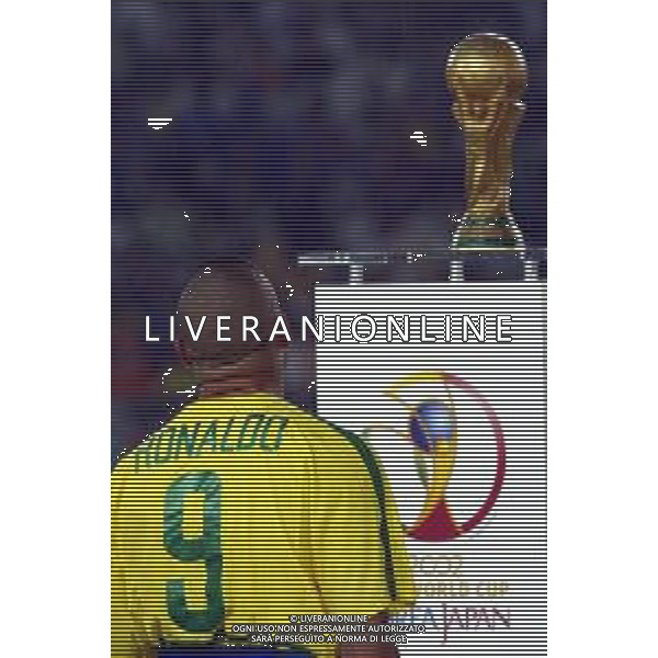YOKOHAMA (GIAPPONE) 30/06/2002 FINALE MONDIALI CALCIO 2002 GERMANIA - BRASILE NELLA FOTO RONALDO E LA COPPA AGENZIA ALDO LIVERANI SAS