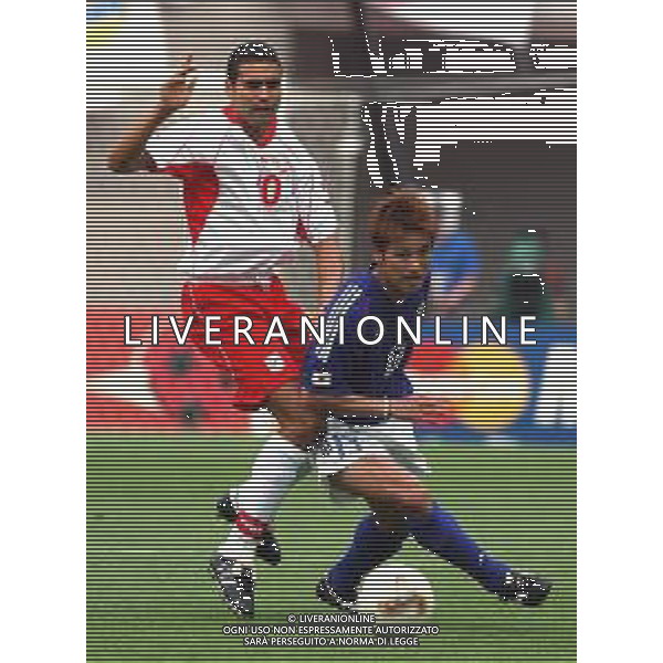 mondiali korea giappone 2002 osaka 14/06/02 tunisia giappone nella foto kais ghodhbane e Atsushi yanagisawa Agenzia aldo liverani Sas