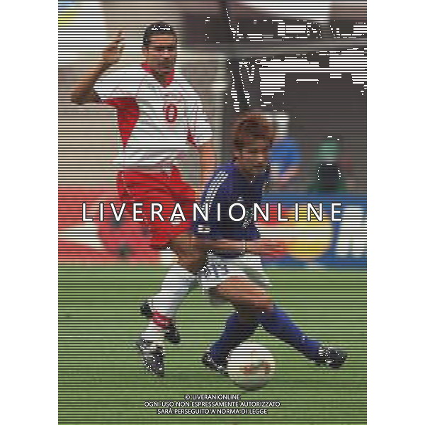 mondiali korea giappone 2002 osaka 14/06/02 tunisia giappone nella foto kais ghodhbane e Atsushi yanagisawa Agenzia aldo liverani Sas