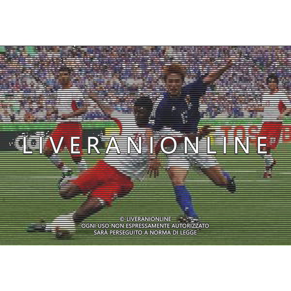 mondiali korea giappone 2002 osaka 14/06/02 tunisia giappone nella foto Radhi Jaidi e Atsushi Yanagisawa Agenzia aldo liverani Sas