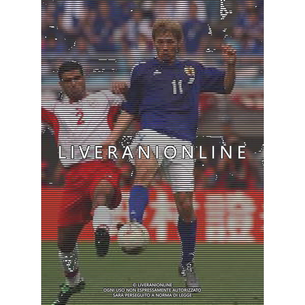 mondiali korea giappone 2002 osaka 14/06/02 tunisia giappone nella foto takayuki SUZUKI e khaled badra Agenzia aldo liverani Sas