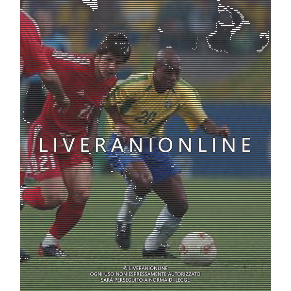 Saitama (GIAPPONE) 26/06/2002 MONDIALI DI CALCIO FIFA World Cup 2002 BRASILE - TURCHIA 1-0 - SEMIFINALE nella foto edilson e emre BELOZOGLU Agenzia Aldo Liverani Sas