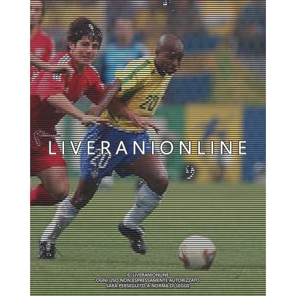 Saitama (GIAPPONE) 26/06/2002 MONDIALI DI CALCIO FIFA World Cup 2002 BRASILE - TURCHIA 1-0 - SEMIFINALE nella foto edilson e emre belozoglu Agenzia Aldo Liverani Sas