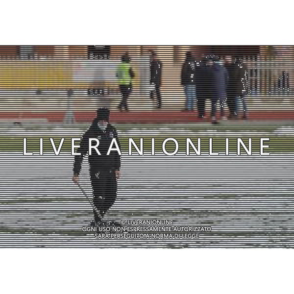IMOLA 13 02 2021 IMOLESE CALCIO-FANO SERIE C SOSPESA PER IL CAMPO INPRATICABILE PER NEVE NELLA FOTO UN ADDETTO AI LAVORI PER LA PULIZIA DELLA NEVE FOTO GIANNI SANNA-AG ALDO LIVERANI SAS