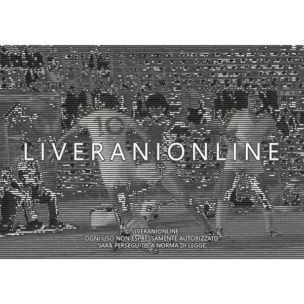 27-09-1981 BRESCIA CAMPIONATO DI CALCIO SERIE B BRESCIA LECCE 1-1 PARTITA POI VINTA A TAVOLINO DAL LECCE 0-2 PER LANCIO DI OGGETTI NELLA FOTO AZIONE DI GIOCO AG ALDO LIVERANI SAS