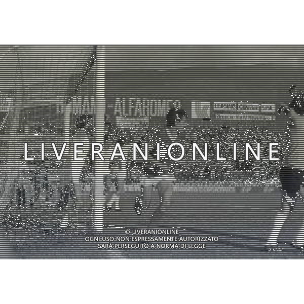 27-09-1981 BRESCIA CAMPIONATO DI CALCIO SERIE B BRESCIA LECCE 1-1 PARTITA POI VINTA A TAVOLINO DAL LECCE 0-2 PER LANCIO DI OGGETTI NELLA FOTO AZIONE DI GIOCO AG ALDO LIVERANI SAS
