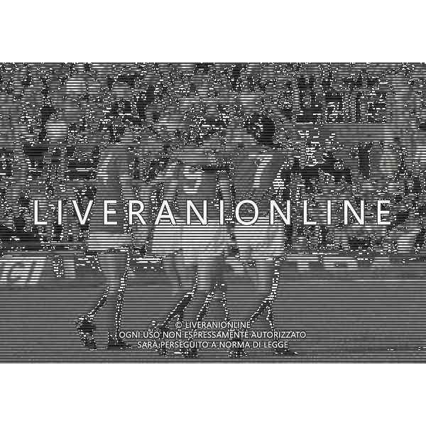 27-09-1981 BRESCIA CAMPIONATO DI CALCIO SERIE B BRESCIA LECCE 1-1 PARTITA POI VINTA A TAVOLINO DAL LECCE 0-2 PER LANCIO DI OGGETTI NELLA FOTO ABBRACCI GIOCATORI BRESCIA DOPO IL GOAL AG ALDO LIVERANI SAS