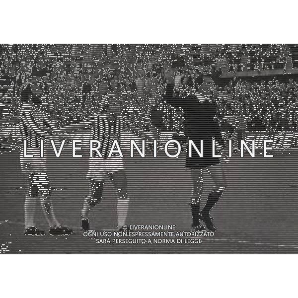 28-10-1981 FIRENZE CAMPIONATO DI CALCIO SERIE A FIORENTINA ASCOLI 0-0 NELLA FOTO ARBITRO VITTORIO BENEDETTI CON ENRICO NICOLINI AG ALDO LIVERANI SAS