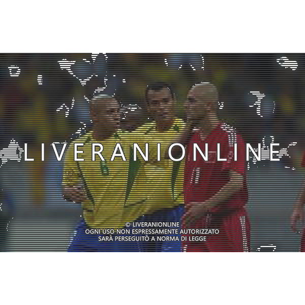 SAITAMA (GIAPPONE) 26/06/2002 MONDIALI CALCIO FIFA World Cup 2002 BRASILE TURCHIA NELLA FOTO ROBERTO CARLOS E HASAN SAS AGENZIA ALDO LIVERANI SAS