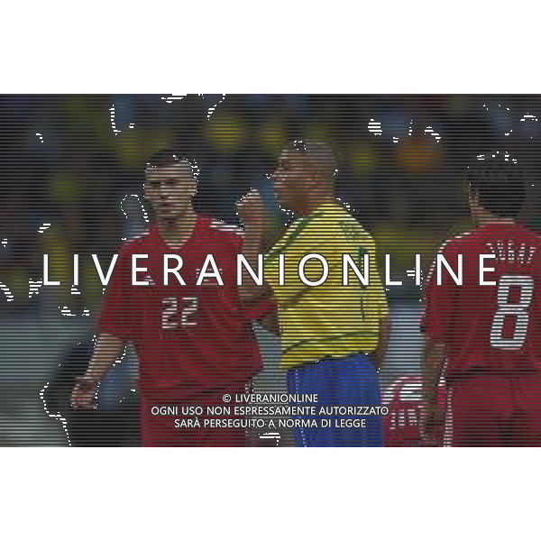SAITAMA (GIAPPONE) 26/06/2002 MONDIALI CALCIO FIFA World Cup 2002 BRASILE TURCHIA NELLA FOTO RONALDO E UMIT DAVALA AGENZIA ALDO LIVERANI SAS