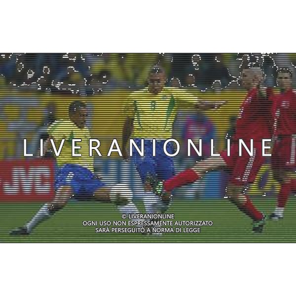 SAITAMA (GIAPPONE) 26/06/2002 (Giappone) 26/06/2002 MONDIALI CALCIO FIFA World Cup 2002 brasile-Turchia 1/0 nella foto gilberto silva ronaldo e umit davala AGENZIA ALDO LIVERANI SAS
