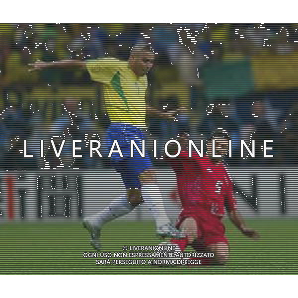 SAITAMA (GIAPPONE) 26/06/2002 (Giappone) 26/06/2002 MONDIALI CALCIO FIFA World Cup 2002 brasile-Turchia 1/0 nella foto ronaldo e alpay ozalan AGENZIA ALDO LIVERANI SAS