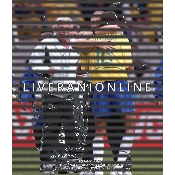 SAITAMA (GIAPPONE) 26/06/2002 (Giappone) 26/06/2002 MONDIALI CALCIO FIFA World Cup 2002 brasile-Turchia 1/0 nella foto luiz felipe scolari e rivaldo esultanza a fine gara - abbraccio AGENZIA ALDO LIVERANI SAS
