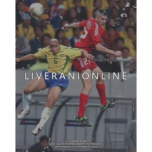 SAITAMA (GIAPPONE) 26/06/2002 (Giappone) 26/06/2002 MONDIALI CALCIO FIFA World Cup 2002 brasile-Turchia 1/0 nella foto umit davala e roberto carlos AGENZIA ALDO LIVERANI SAS