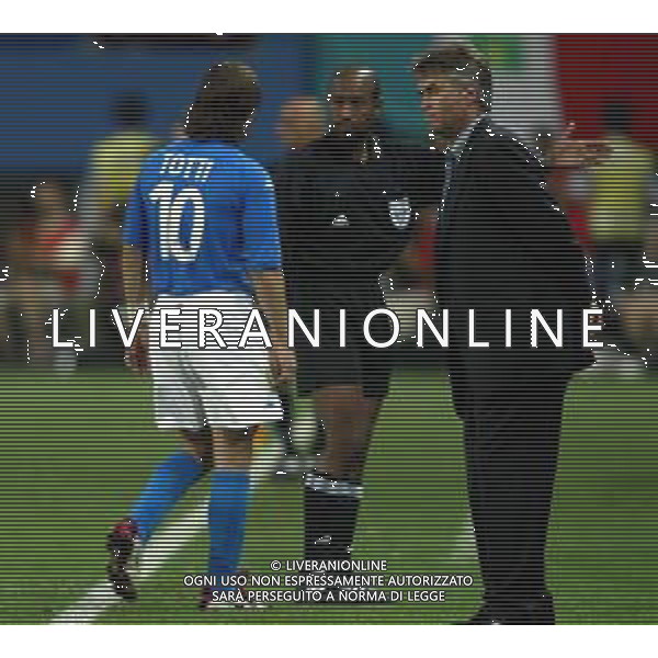 daejeon (corea del sud) 18/06/2002 mondiali calcio 2002 italia - corea nella foto Francesco Totti lascia il campo dopo l\'espulsione - guus hiddink Agenzia aldo liverani sas