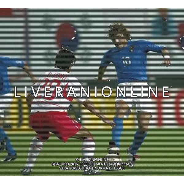 daejeon (corea del sud) 18/06/2002 mondiali calcio 2002 COREA ITALIA NELLA FOTO TOTTI FRANCECO E MYUNG-BO HONG Agenzia aldo liverani sas