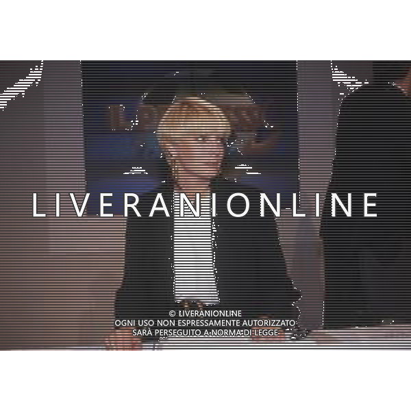 RETROSPETTIVA ROBERTA TERMALI CONDUTTRICE TELEVISIVA NELLA FOTO ROBERTA TERMALI NELLA TRASMISSIONE TELEVISIVA“ IL PROCESSO DEL LUNEDI\'“ ANNO 1995 AG ALDO LIVERANI SAS 