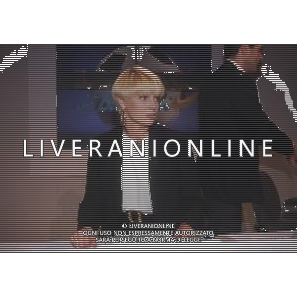 RETROSPETTIVA ROBERTA TERMALI CONDUTTRICE TELEVISIVA NELLA FOTO ROBERTA TERMALI NELLA TRASMISSIONE TELEVISIVA“ IL PROCESSO DEL LUNEDI\'“ ANNO 1995 AG ALDO LIVERANI SAS 