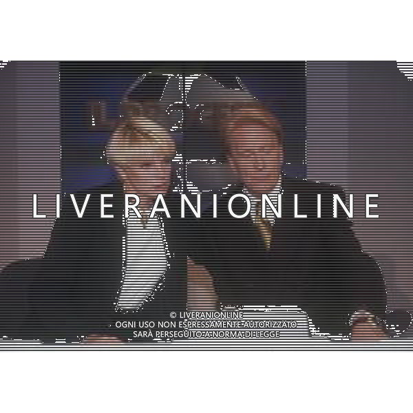 RETROSPETTIVA ROBERTA TERMALI CONDUTTRICE TELEVISIVA NELLA FOTO ROBERTA TERMALI CON ALDO BISCARDI NELLA TRASMISSIONE TELEVISIVA“ IL PROCESSO DEL LUNEDI\'“ ANNO 1995 AG ALDO LIVERANI SAS  