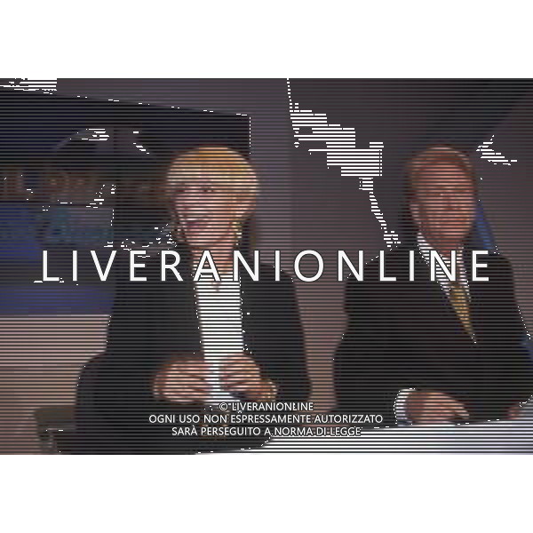 RETROSPETTIVA ROBERTA TERMALI CONDUTTRICE TELEVISIVA NELLA FOTO ROBERTA TERMALI CON ALDO BISCARDI NELLA TRASMISSIONE TELEVISIVA“ IL PROCESSO DEL LUNEDI\'“ ANNO 1995 AG ALDO LIVERANI SAS  