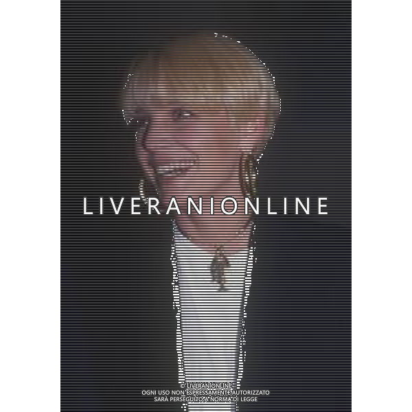 RETROSPETTIVA ROBERTA TERMALI CONDUTTRICE TELEVISIVA NELLA FOTO ROBERTA TERMALI NELLA TRASMISSIONE TELEVISIVA“ IL PROCESSO DEL LUNEDI\'“ ANNO 1995 AG ALDO LIVERANI SAS 