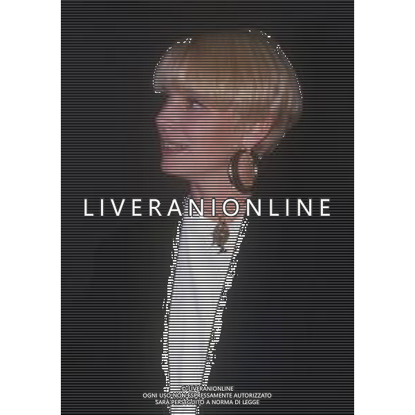 RETROSPETTIVA ROBERTA TERMALI CONDUTTRICE TELEVISIVA NELLA FOTO ROBERTA TERMALI NELLA TRASMISSIONE TELEVISIVA“ IL PROCESSO DEL LUNEDI\'“ ANNO 1995 AG ALDO LIVERANI SAS 