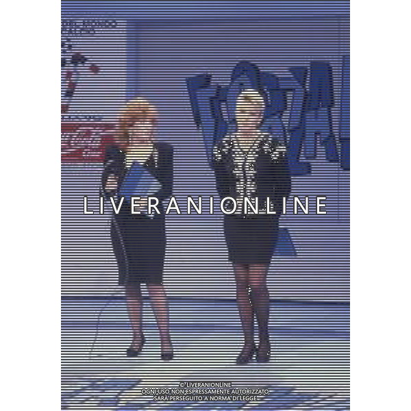 RETROSPETTIVA ROBERTA TERMALI CONDUTTRICE TELEVISIVA NELLA FOTO ROSANNA MARANI E ROBERTA TERMALI NELL\'ANNO 1988 NELLA TRASMISSIONE TELEVISIVA “FORZA ITALIA“ ODEON TV AG ALDO LIVERANI SAS