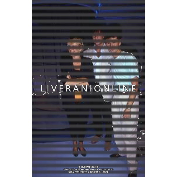 RETROSPETTIVA ROBERTA TERMALI CONDUTTRICE TELEVISIVA NELLA FOTO WALTER ZENGA ROBERTA TERMALI E FABIO FAZIO NELL\'ANNO 1988 NELLA TRASMISSIONE TELEVISIVA “FORZA ITALIA“ ODEON TV AG ALDO LIVERANI SAS