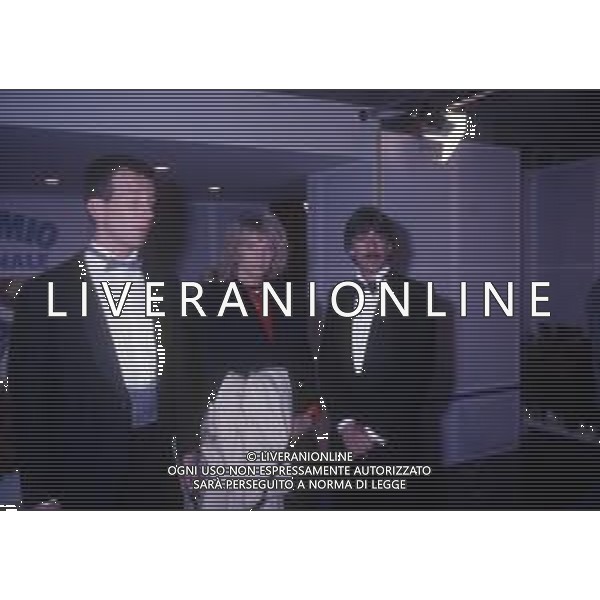 RETROSPETTIVA ROBERTA TERMALI CONDUTTRICE TELEVISIVA NELLA FOTO ROBERTA TERMALI CON MARCO COLUMBRO E GUIDO BAGATTA NELLA TRASMISSIONE TELEVISIVA“STUDIO 5“NELL\'ANNO 1987 AG ALDO LIVERANI SAS