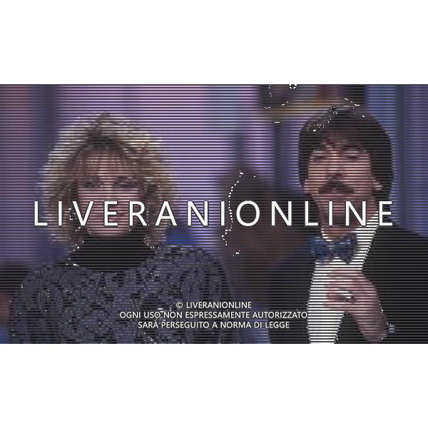 RETROSPETTIVA ROBERTA TERMALI CONDUTTRICE TELEVISIVA NELLA FOTO ROBERTA TERMALI CON MARCO COLUMBRO NELLA TRASMISSIONE TELEVISIVA“STUDIO 5“ NELL\'ANNO 1987 AG ALDO LIVERANI SAS
