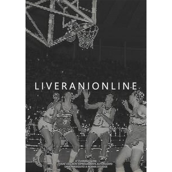 19-10-1980 BOLOGNA CAMPIONATO DI BASKET SERIE A1 SINUDYNE BOLOGNA-HURLINGHAM TRIESTE 85-78 NELLA FOTO MARQUINHOS-TONUT AG ALDO LIVERANI SAS