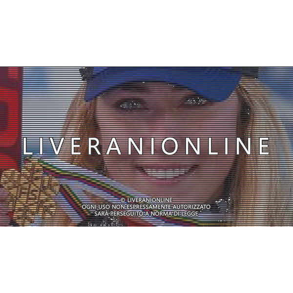 Franco Debernardi/LM - 2021 FIS Alpine World SKI Championships - Alpine Combined - Women - alpine ski race 15 February 2021 - Olympia delle Tofane, cortina (bl), Italy Photo showing: United States\'s Mikaela Shiffrin shows his Gold Medal @LM/Franco Debernardi AG ALDO LIVERANI SAS