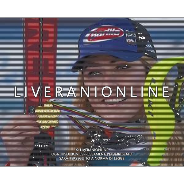Franco Debernardi/LM - 2021 FIS Alpine World SKI Championships - Alpine Combined - Women - alpine ski race 15 February 2021 - Olympia delle Tofane, cortina (bl), Italy Photo showing: United States\'s Mikaela Shiffrin shows his Gold Medal @LM/Franco Debernardi AG ALDO LIVERANI SAS