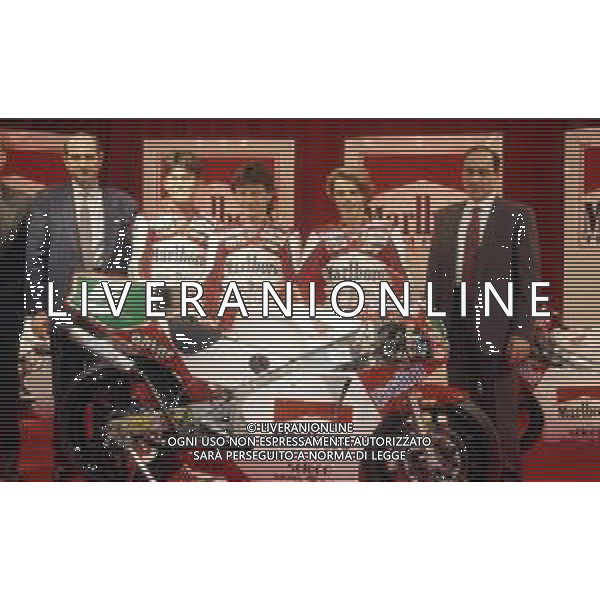 RETROSPETTIVA FAUSTO GRESINI PILOTA MOTOCICLISMO NELLA FOTO FAUSTO GRESINI CON LORIS CAPIROSSI NOROBU UEDA E I FRATELLI PILERI AG CONTROLUCE-AG ALDO LIVERANI SAS 