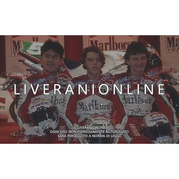RETROSPETTIVA FAUSTO GRESINI PILOTA MOTOCICLISMO NELLA FOTO FAUSTO GRESINI CON LORIS CAPIROSSI E NOROBU UEDA AG CONTROLUCE-AG ALDO LIVERANI SAS 