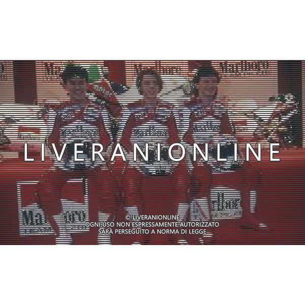 RETROSPETTIVA FAUSTO GRESINI PILOTA MOTOCICLISMO NELLA FOTO FAUSTO GRESINI CON LORIS CAPIROSSI E NOROBU UEDA AG CONTROLUCE-AG ALDO LIVERANI SAS 