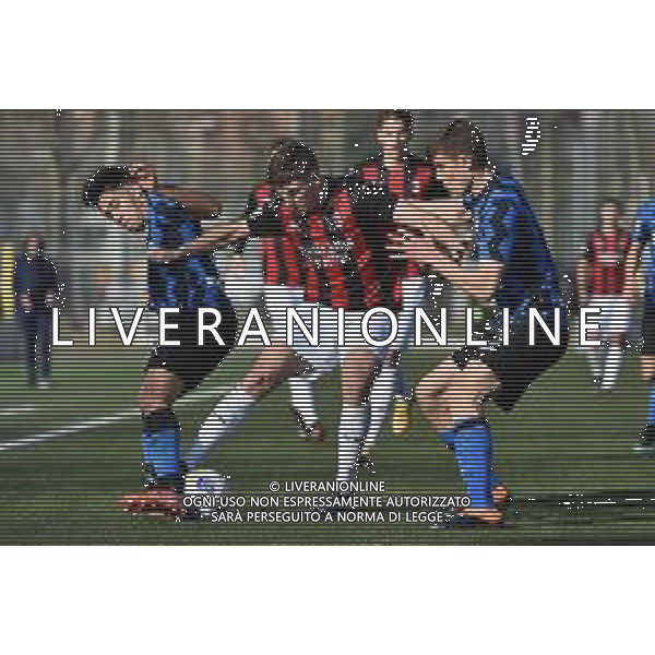 © TVRG Riccardo Tonin (Milan) tra Franco Orlando Vezzoni (Inter) SX e Andrea Moretti (Inter) DX Milan vs Inter Campionato Primavera 1 TIM - 10a giornata Milano 17-02-2021 centro sportivo Peppino Vismara foto Roberto Garavaglia/ag. Aldo Liverani sas
