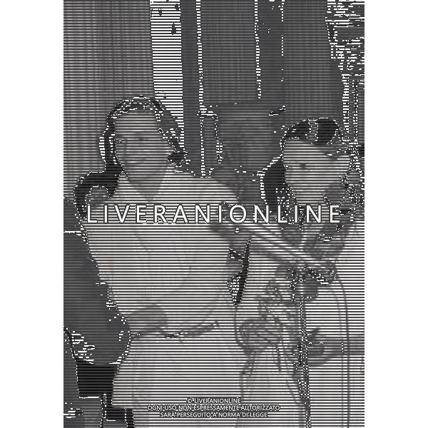 RETROSPETTIVA MIGUEL BOSE\' CANTANTE NELLA FOTO MIGUEL BOSE\' A MILANO NELL\'ANNO 1980 ALLA CONSEGNA DEL PREMIO AMBROGINO D\'ORO ALLA MADRE LUCIA BOSE\'  AG ALDO LIVERANI SAS 