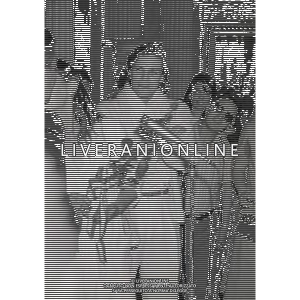 RETROSPETTIVA MIGUEL BOSE\' CANTANTE NELLA FOTO MIGUEL BOSE\' A MILANO NELL\'ANNO 1980 ALLA CONSEGNA DEL PREMIO AMBROGINO D\'ORO ALLA MADRE LUCIA BOSE\'  AG ALDO LIVERANI SAS 