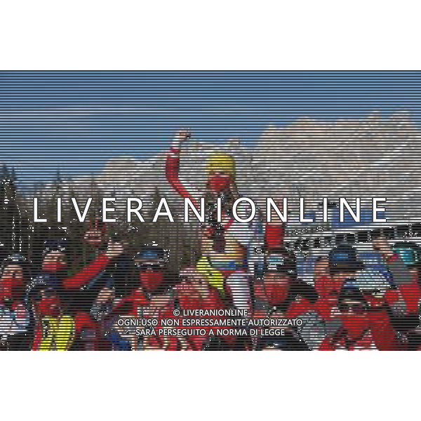 Francesco Scaccianoce/LM - 2021 FIS Alpine World SKI Championships - Slalom - Women - alpine ski race 20 February 2021 - Druscie, cortina (bl), Italy Photo showing: Katharina Liensberger (AUT) celebrating with Team Austria Ski @LM/Francesco Scaccianoce AG ALDO LIVERANI SAS