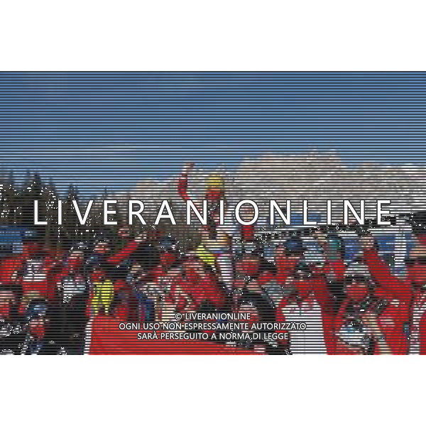 Francesco Scaccianoce/LM - 2021 FIS Alpine World SKI Championships - Slalom - Women - alpine ski race 20 February 2021 - Druscie, cortina (bl), Italy Photo showing: Katharina Liensberger (AUT) celebrating with Team Austria Ski @LM/Francesco Scaccianoce AG ALDO LIVERANI SAS