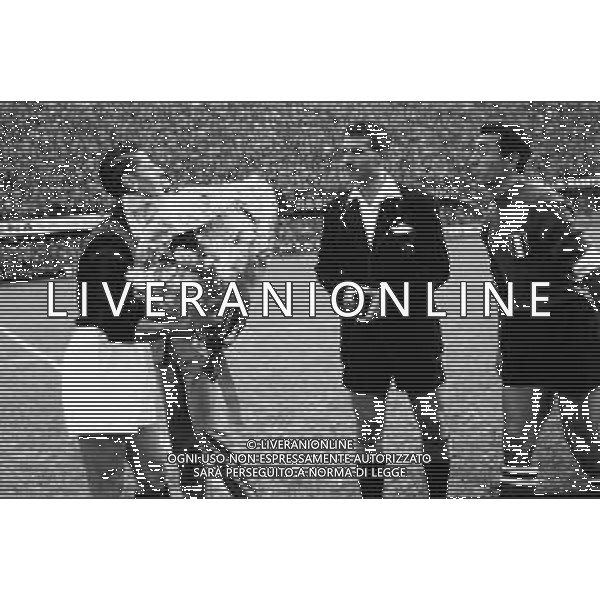 MILAN CALCIO 1956/1957 NELLA FOTO IL CALCIATORE DEL MILAN JUAN ALBERTO SCHIAFFINO CON L\'ARBITRO CONCETTO LO BELLO E FRANCESCO ROSETTA CON LA MAGLIA DELLA FIORENTINA FOTO CARLO LORENZINI / AGENZIA ALDO LIVERANI SAS