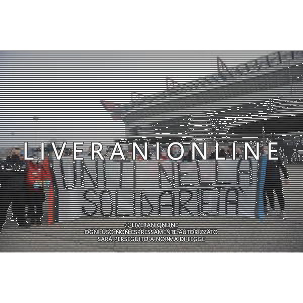 I tifosi di Milan e Inter hanno aderito alla proposta dei City Angels e raccolto beni da donare ai senzatetto che vivono in citta‚Äô, il materiale e‚Äô stato consegnato all‚Äôassociazione da una rappresentanza di entrambe le tifoserie davanti allo stadio di San Siro poco prima del derby Milano 21-02-2021 foto Roberto Garavaglia/ag. Aldo Liverani sas /AGENZIA ALDO LIVERANI SAS